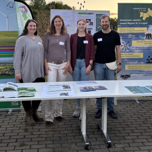 Karen Baller (LEADER-Region Nordlippe), Kathrin Hunstig-Bockholt und Helena Kottowski (beide LEADER-Region Senne³) und Friedrich Falco Knaps beim „Forum ländlicher Räume“