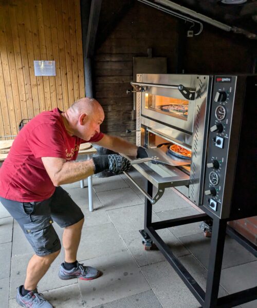 Pizzazubereitung im neuen Pizzaofen -- einem Regionalbudgetprojekt aus der 3L-Region