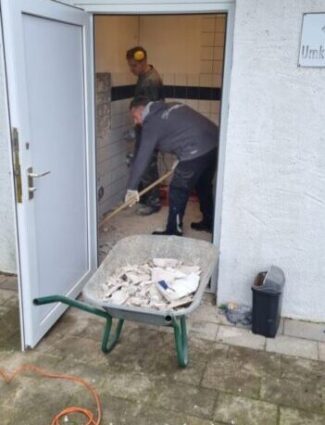 Erste Arbeiten haben am Freibad Kirchheide bereits gestartet. Ein wichtiger Teil des Projektes ist der Umbau von bisherigen Umkleide- und Sanitärräumen (Bildrechte: Freibadverein Kirchheide e.V.).