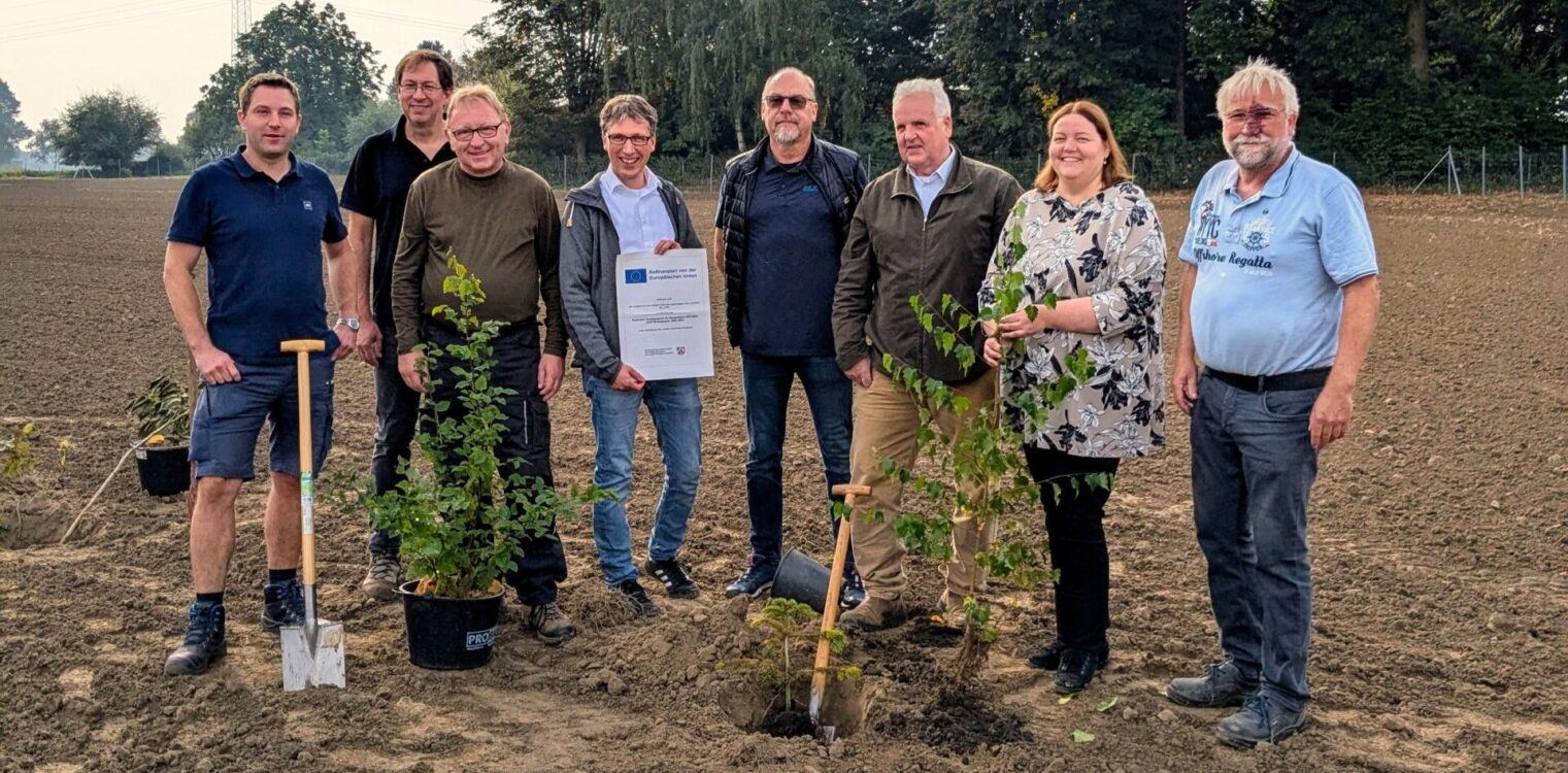 Bürgermeister Martin Hoffmann (4. v. l.), Michael Kriscan (2. v. l.) und engagierte Leopoldshöher freuen sich über den Förderbescheid des Projekts "Klimawald". Die ersten Bäume haben sie bereits gepflanzt. Das Besondere: Baumarten werden so kombiniert, dass der Wald auch klimabedingt zu erwartende Trockenphasen überstehen kann (Bildrechte: Gemeinde Leopoldshöhe).
