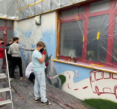 Abbildung 2. Jugendliche bei der Umsetzung "ihrer" Graffitis in Leopoldshöhe