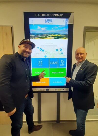 Abbildung 3. Mitarbeiter der Stadt Lage vor der neuen Infostele im Haus des Gastes